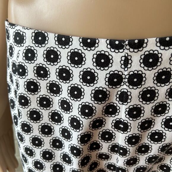 CHICO’S floral print crop pants black flowers on white background - Picture 5 of 6